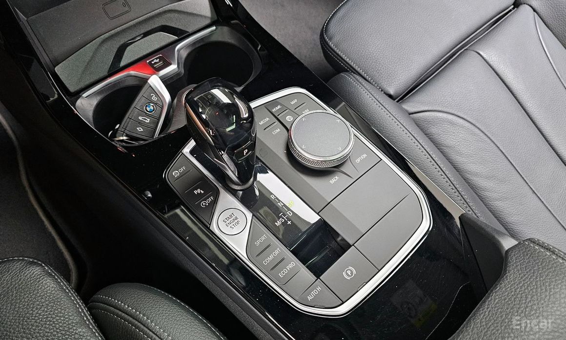 1 Series (F40)120i Sport 10
