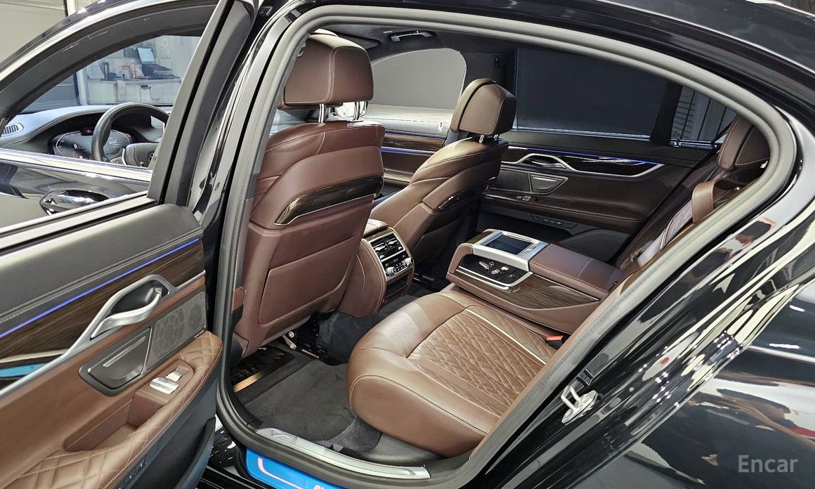 7 Series (G11)740i Design Pure Excellence 12