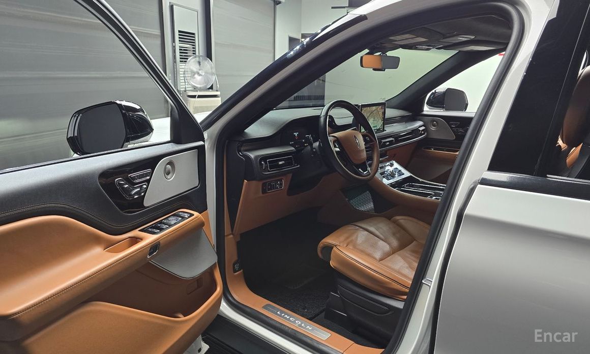 Aviator 2nd Generation 3.0 Black Label AWD 11