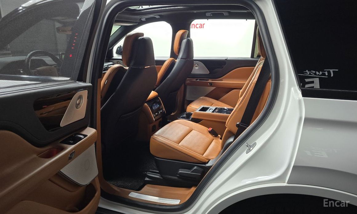 Aviator 2nd Generation 3.0 Black Label AWD 12