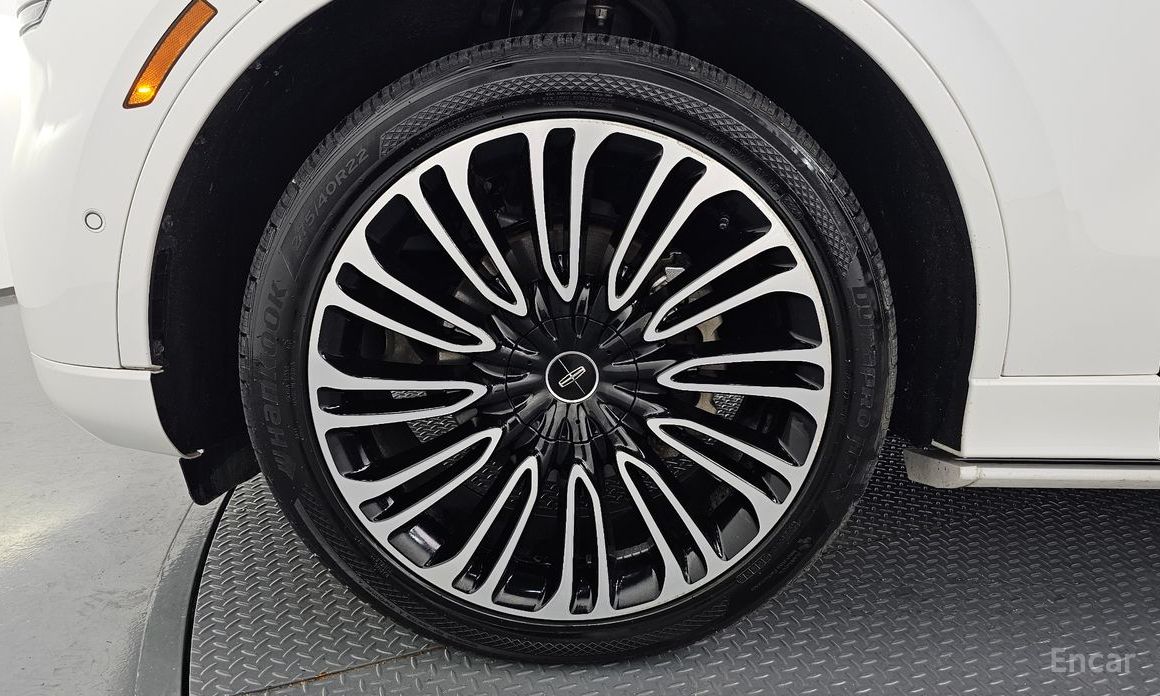 Aviator 2nd Generation 3.0 Black Label AWD 6