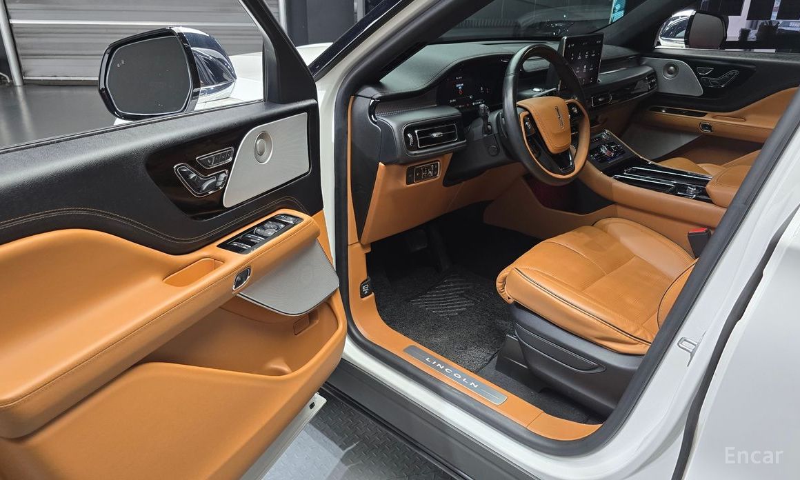 Aviator 2nd Generation 3.0 Black Label AWD 12