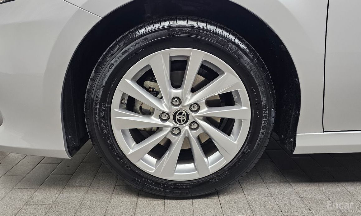 Camry (XV70)2.5 LE Hybrid 6