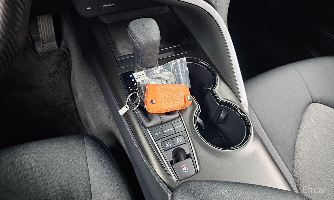 Camry (XV70)2.5 LE Hybrid 10