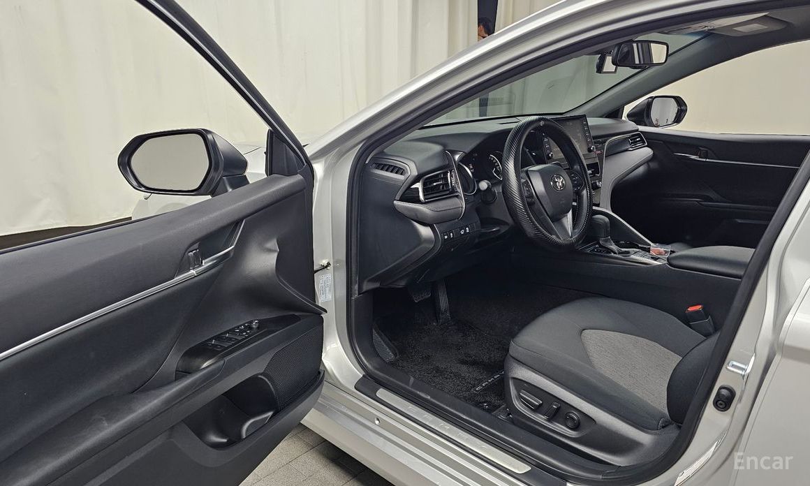 Camry (XV70)2.5 LE Hybrid 11