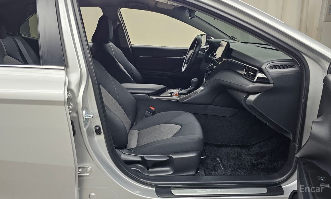 Camry (XV70)2.5 LE Hybrid 12