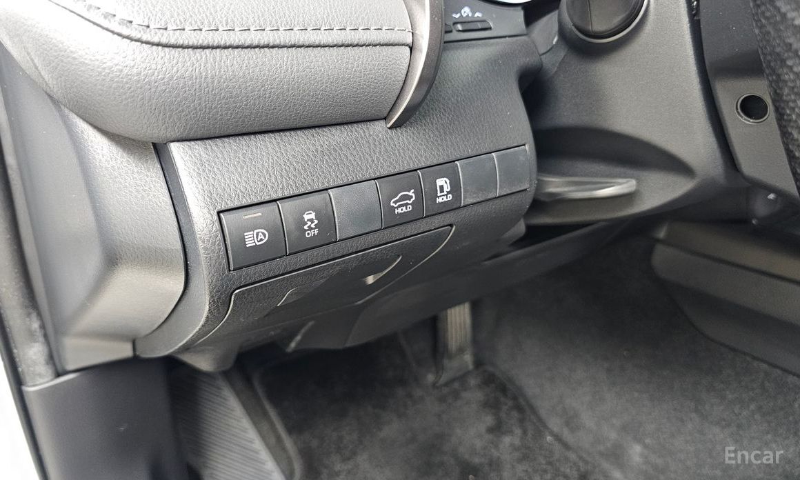 Camry (XV70)2.5 LE Hybrid 16
