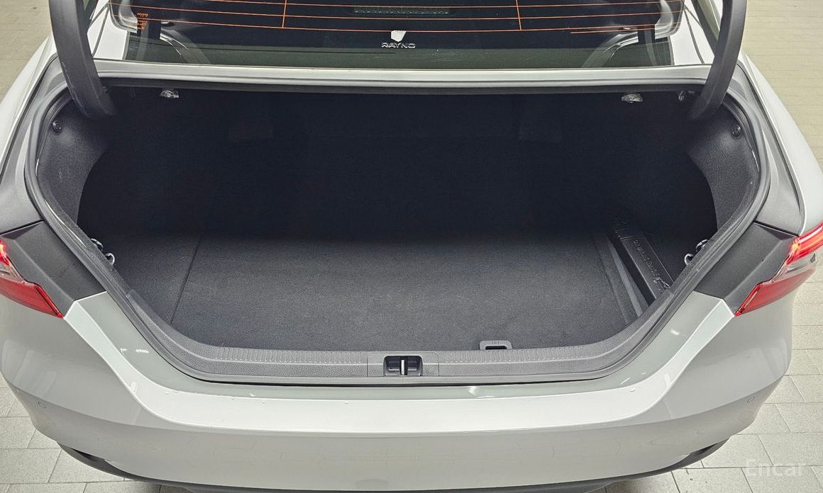 Camry (XV70)2.5 LE Hybrid 21