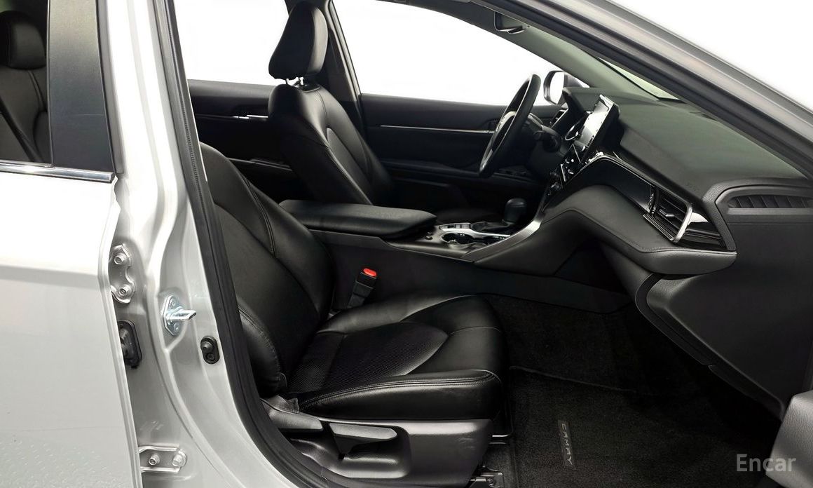 Camry (XV70)2.5 LE Hybrid 12
