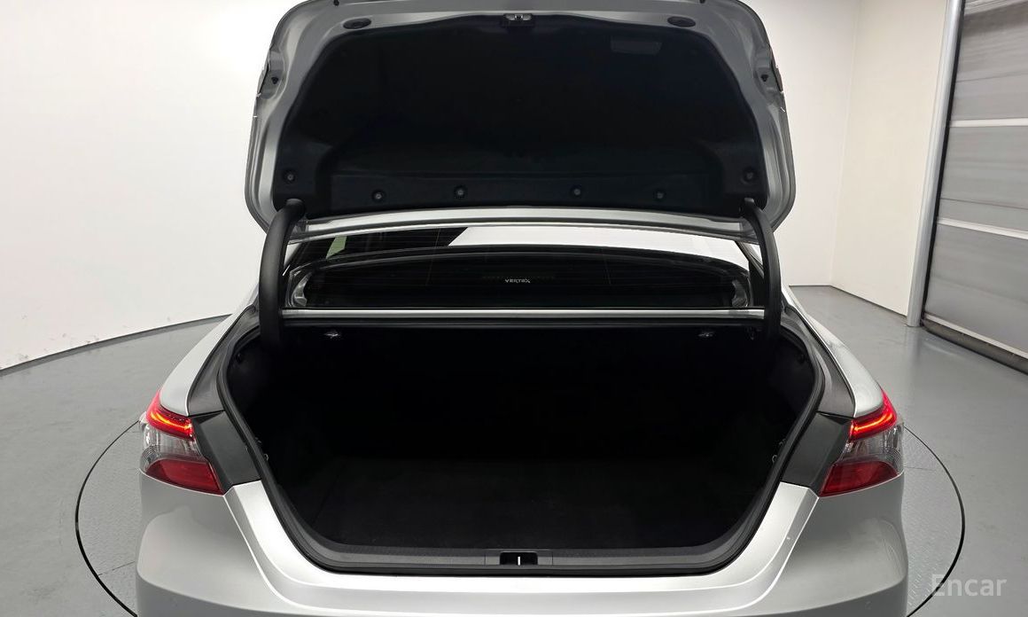Camry (XV70)2.5 LE Hybrid 21