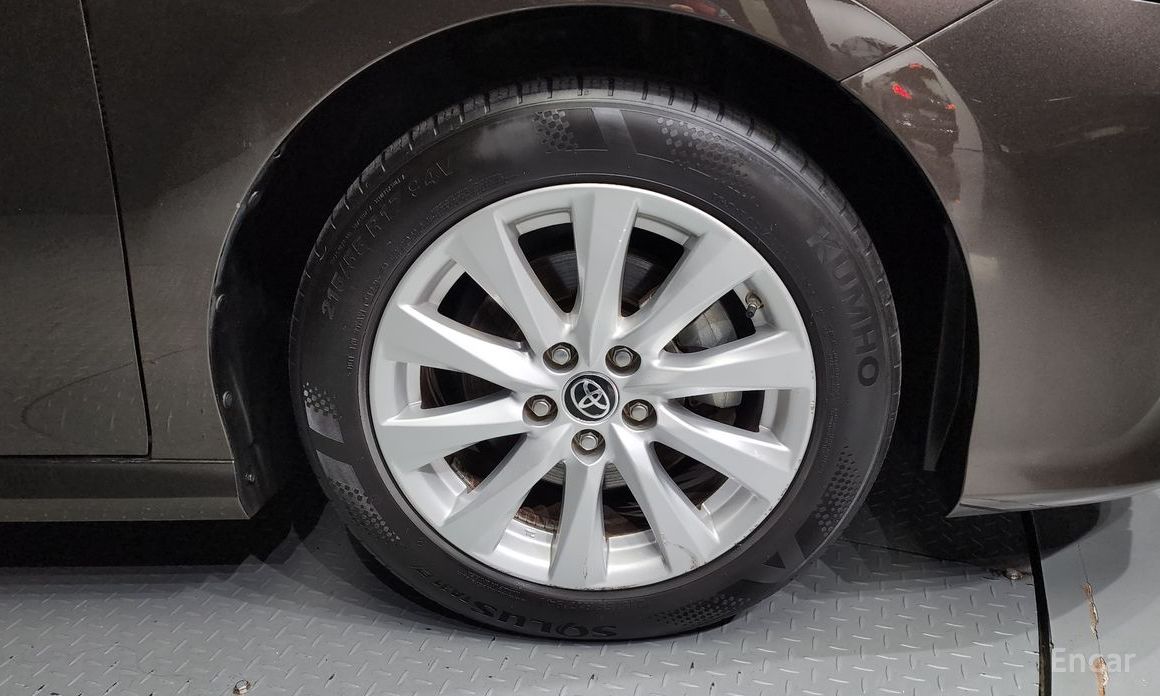 Camry (XV70)2.5 LE Hybrid 6