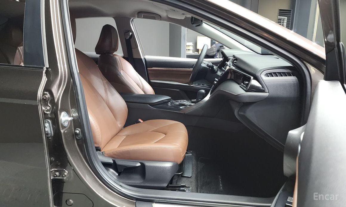 Camry (XV70)2.5 LE Hybrid 12