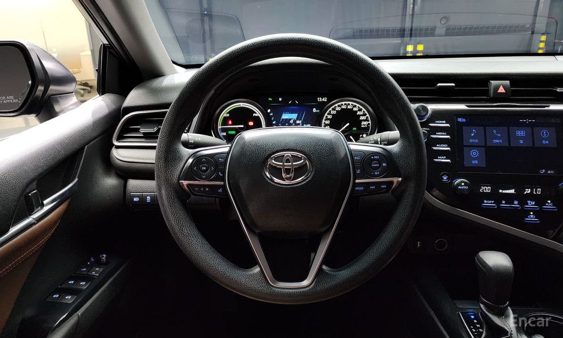 Camry (XV70)2.5 LE Hybrid 14