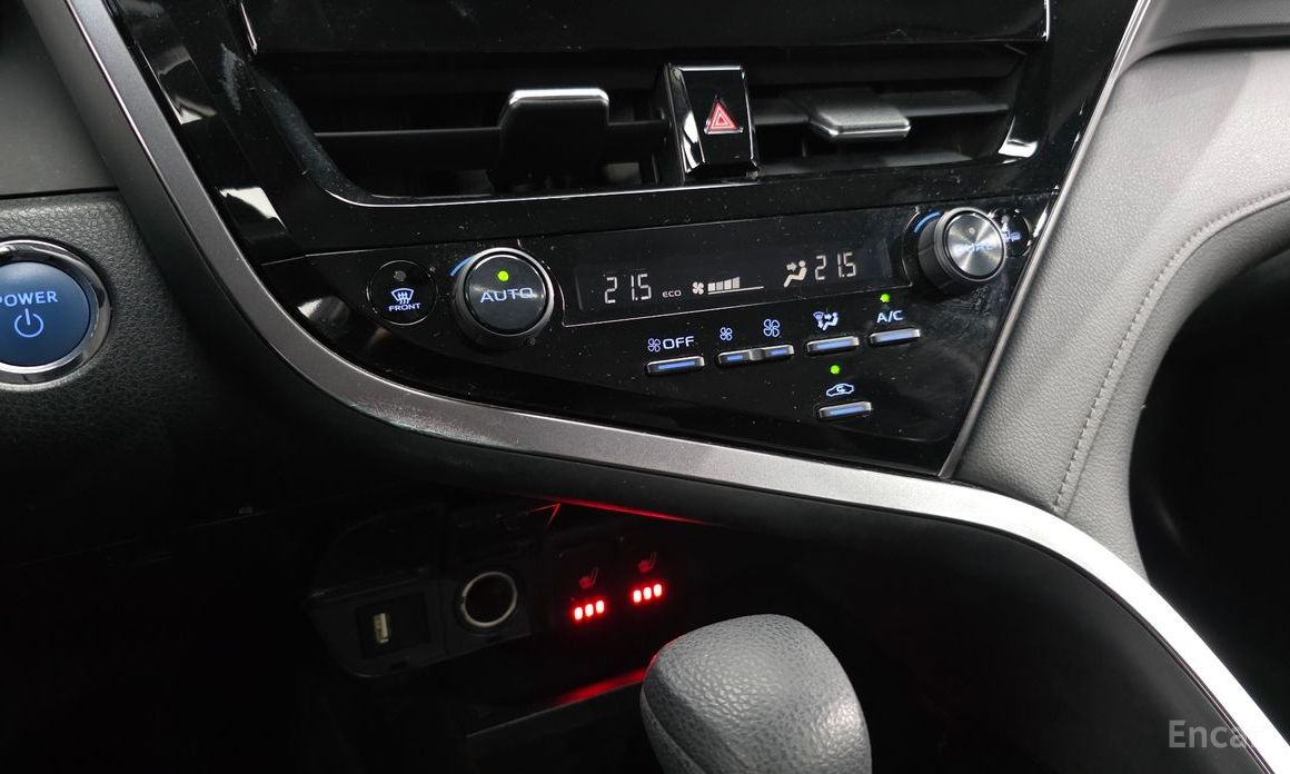 Camry (XV70)2.5 LE Hybrid 18