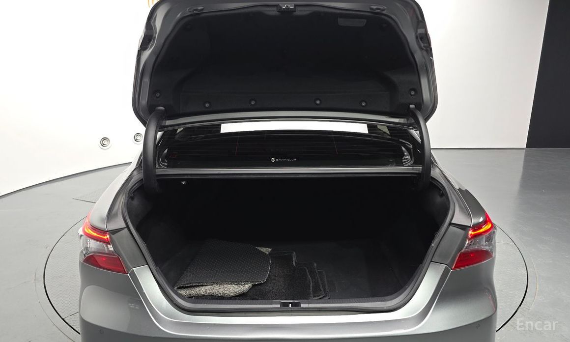 Camry (XV70)2.5 LE Hybrid 21