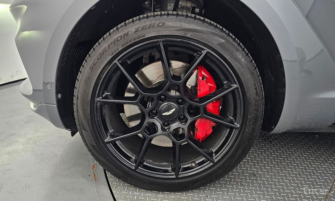 Aston Martin DBX4.0 V8 №6