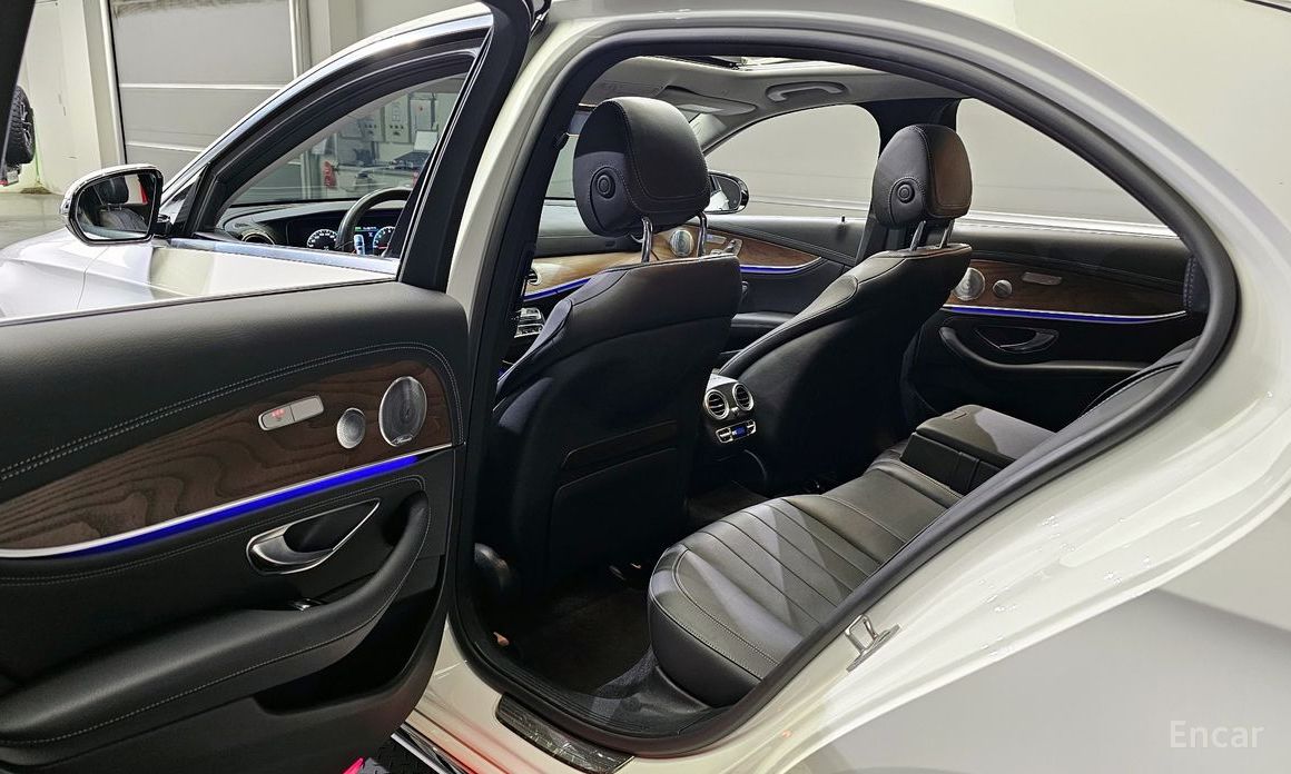 E-Class W213E300e 4MATIC Exclusive 12