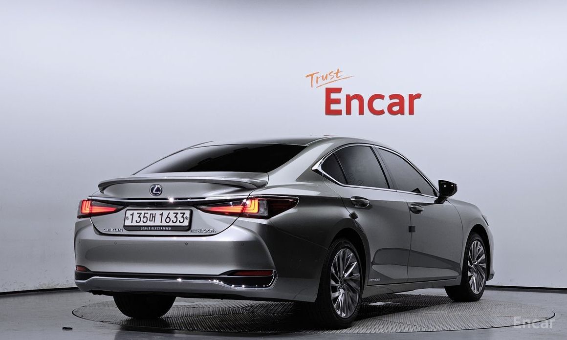 ES300h 7th Generation Executive 3