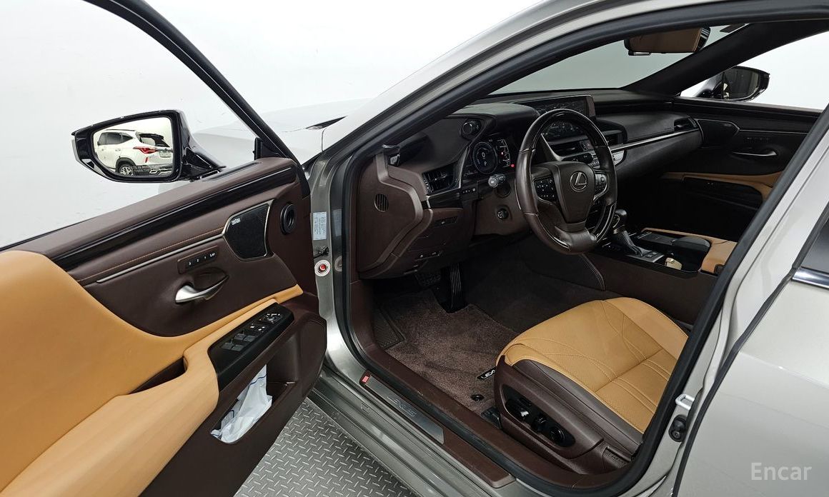 ES300h 7th Generation Executive 11