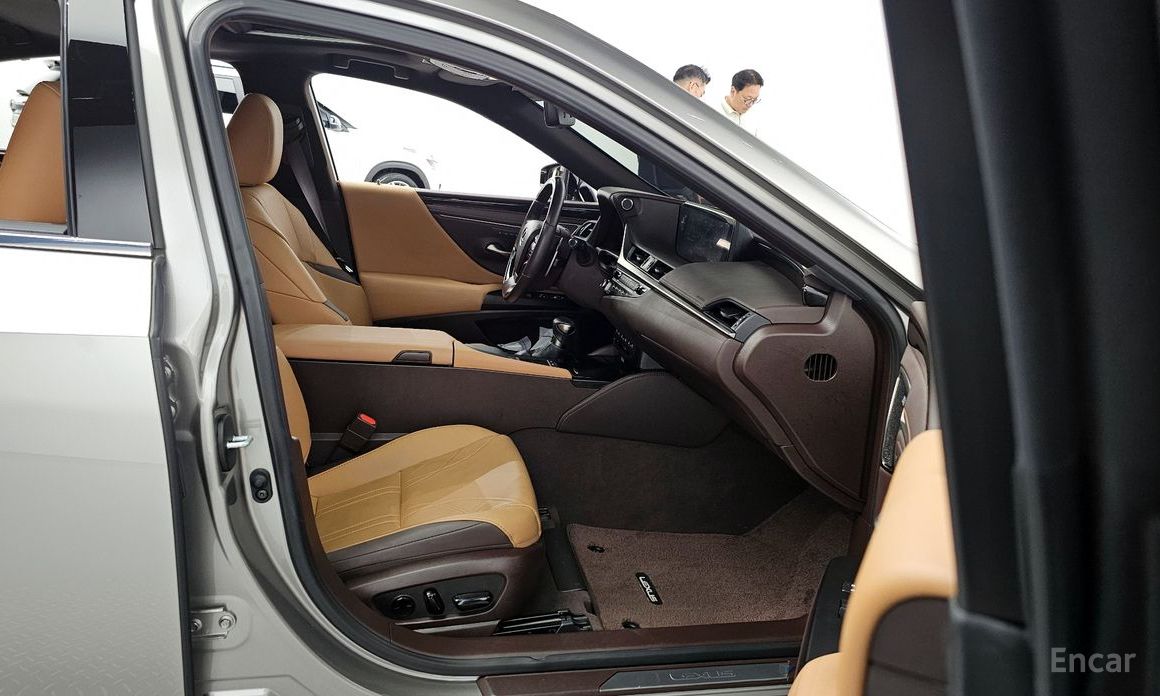 ES300h 7th Generation Executive 12