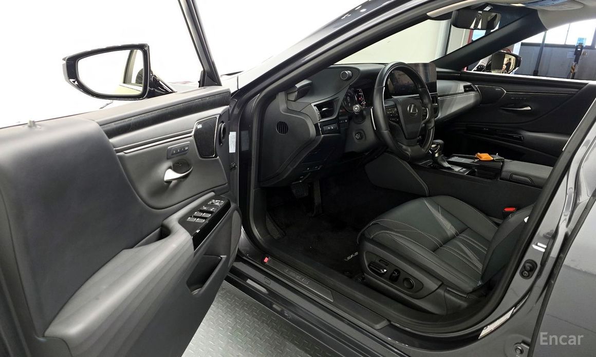 ES300h 7th Generation Executive 11