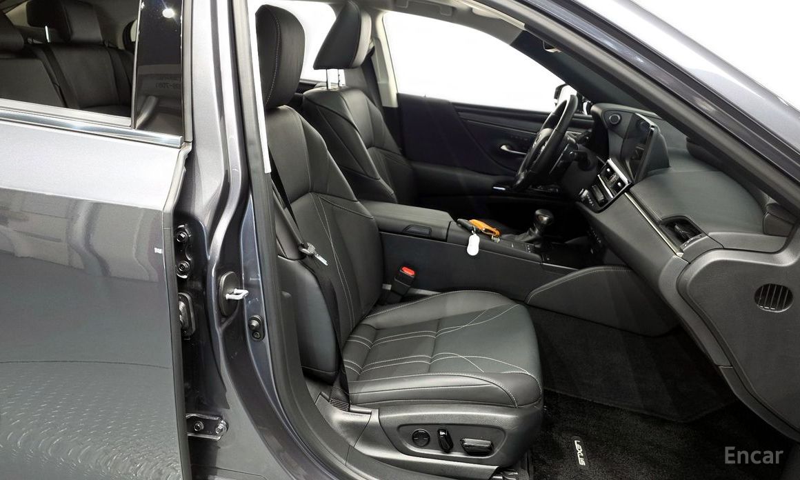ES300h 7th Generation Executive 12