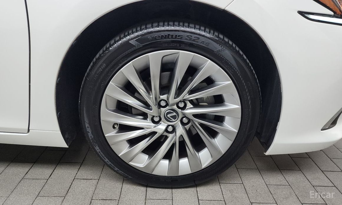 ES300h 7th Generation Luxury Plus 6