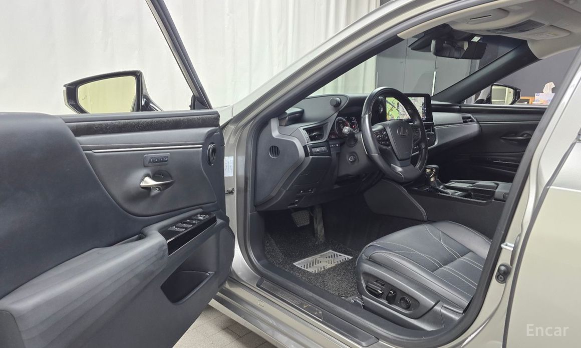 ES300h 7th Generation Luxury Plus 12
