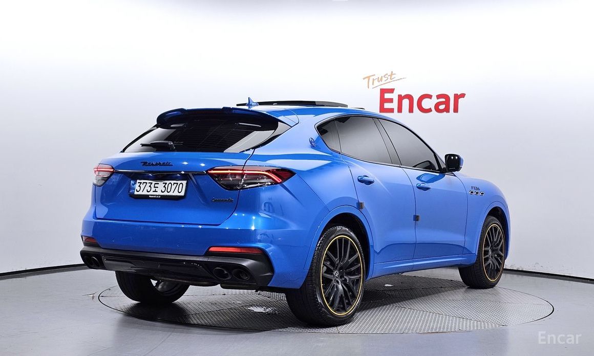 Levante 3.0 S AWD F Tributo 3