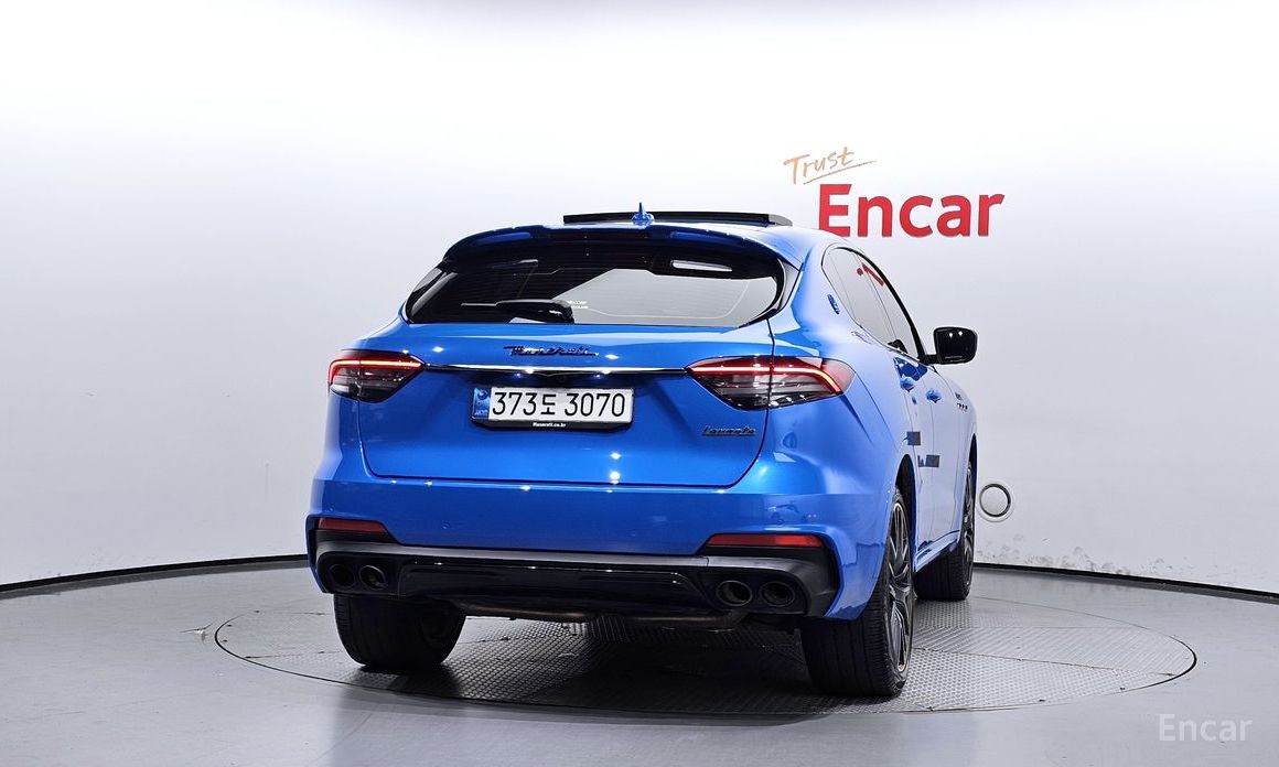 Levante 3.0 S AWD F Tributo 5