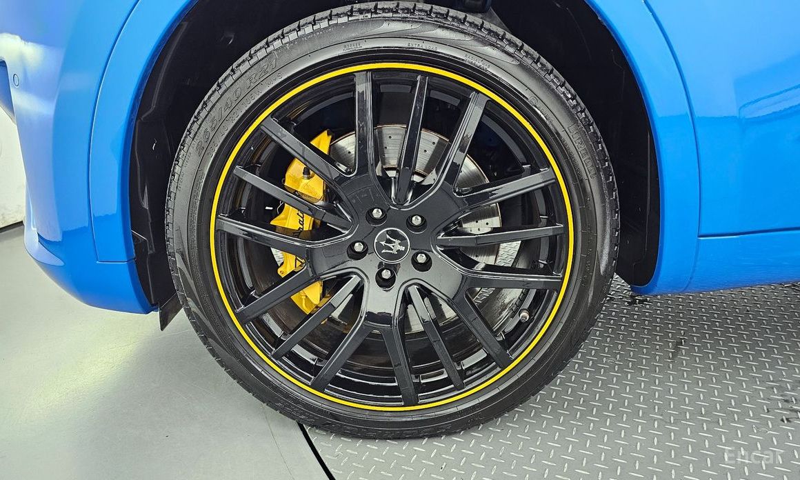 Levante 3.0 S AWD F Tributo 6