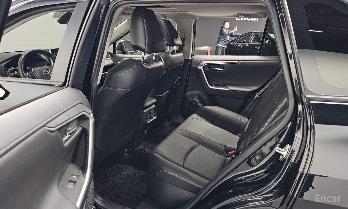 RAV4 5th Generation 2.5 4WD Hybrid 12