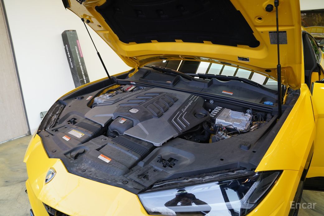 Urus 4. 0 V8 7