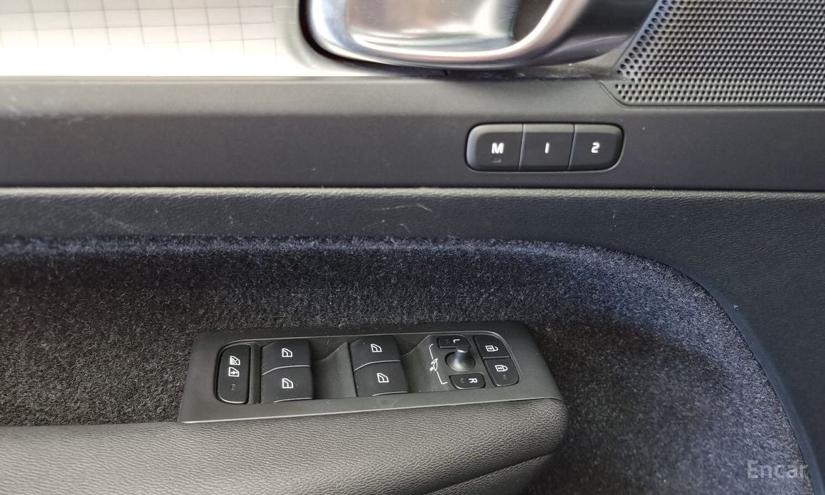 XC40B4 Momentum 18