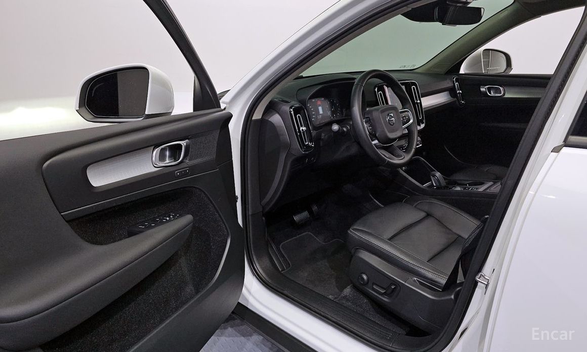 XC40B4 Momentum 11