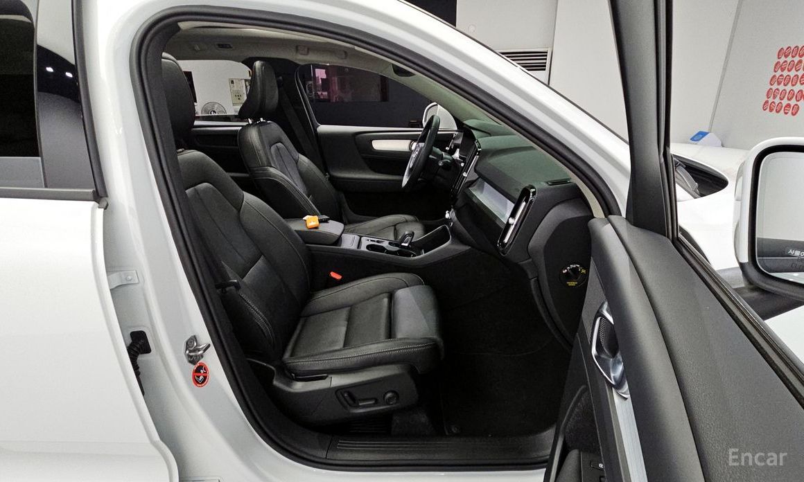 XC40B4 Momentum 13