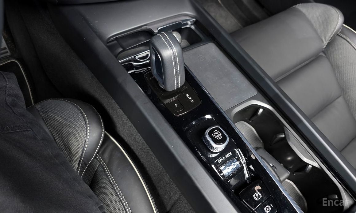 Volvo XC60 Second Generation T8 R-Design №10