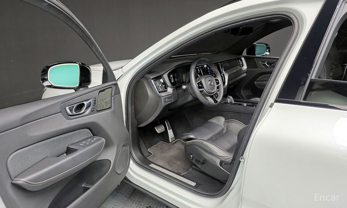 Volvo XC60 Second Generation T8 R-Design №11