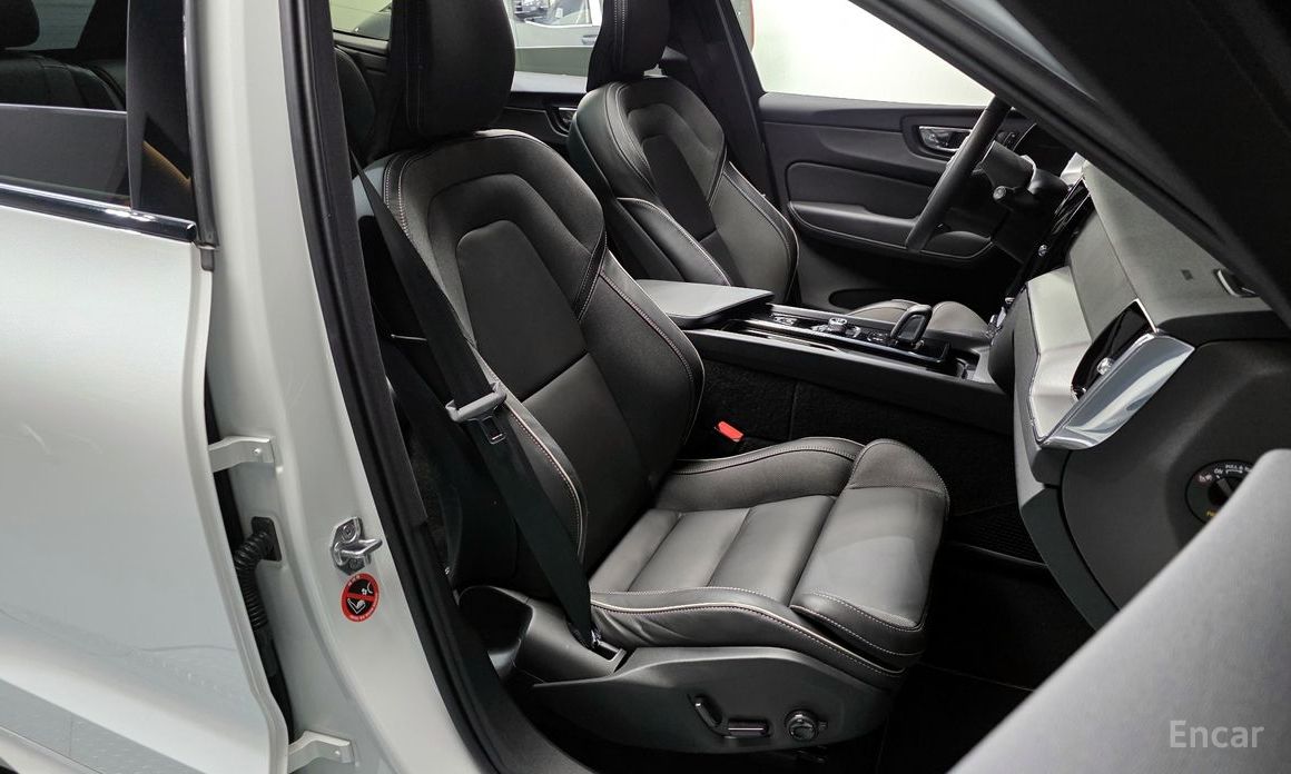 Volvo XC60 Second Generation T8 R-Design №13
