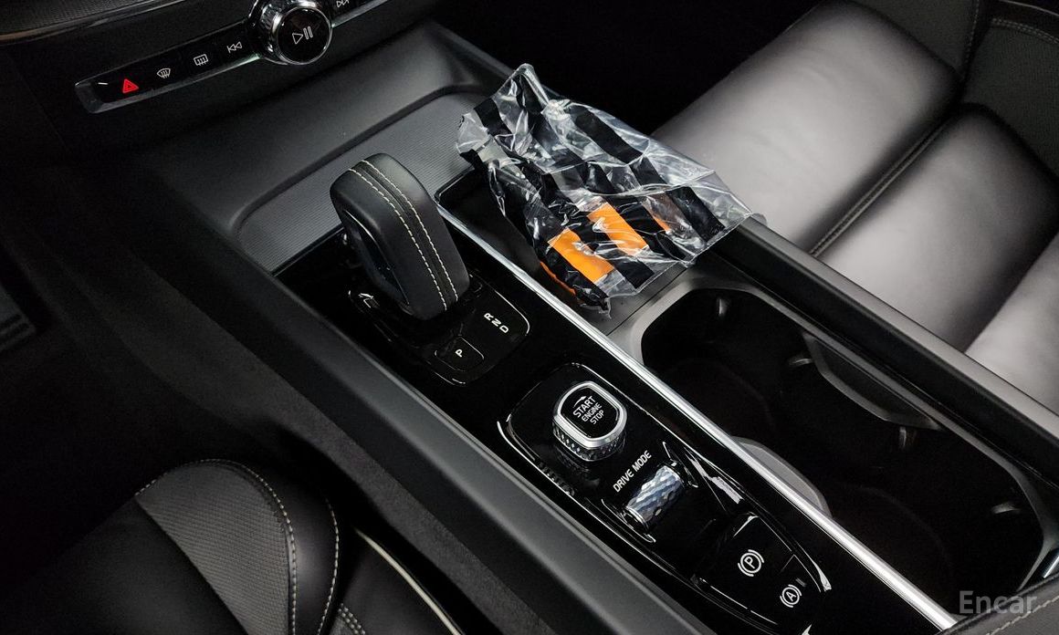 Volvo XC60 Second Generation T8 R-Design №10