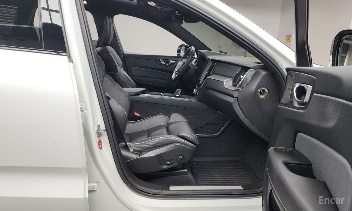 Volvo XC60 Second Generation T8 R-Design №12