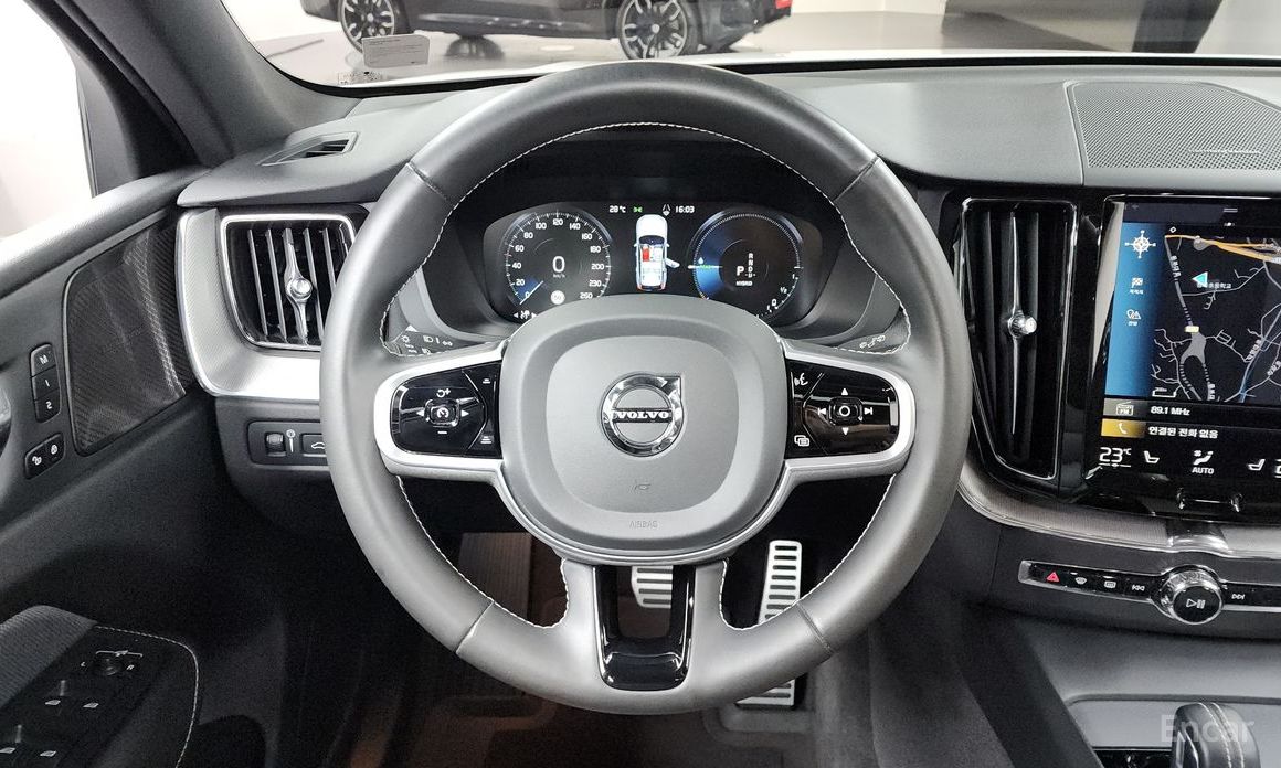 Volvo XC60 Second Generation T8 R-Design №14