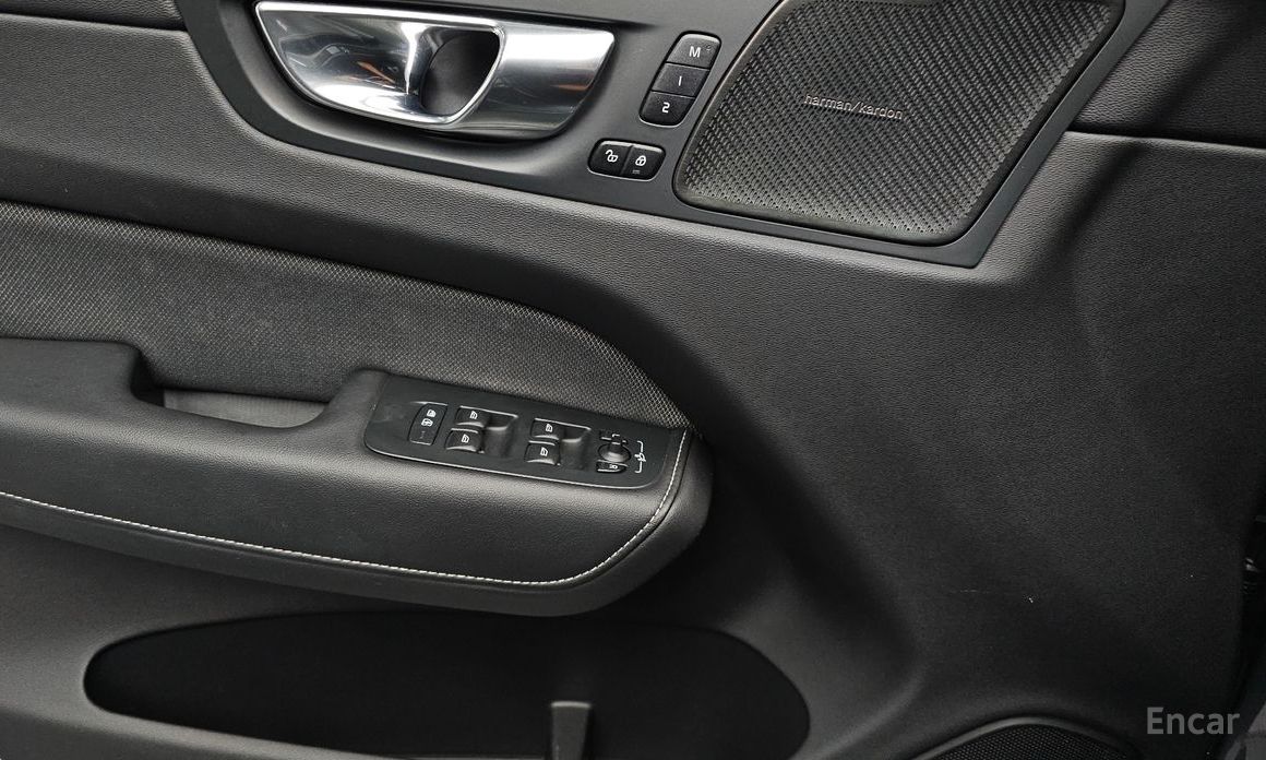 Volvo XC60 Second Generation T8 R-Design №18