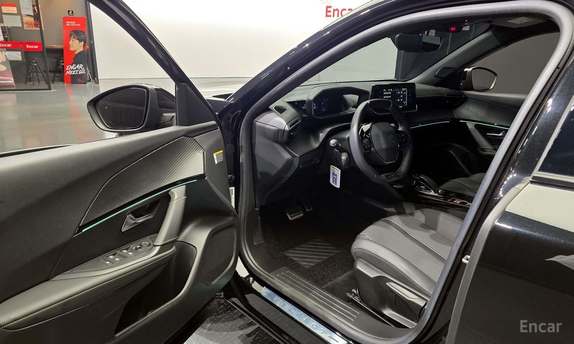 Peugeot e-2008 Second Generation EV GT №11